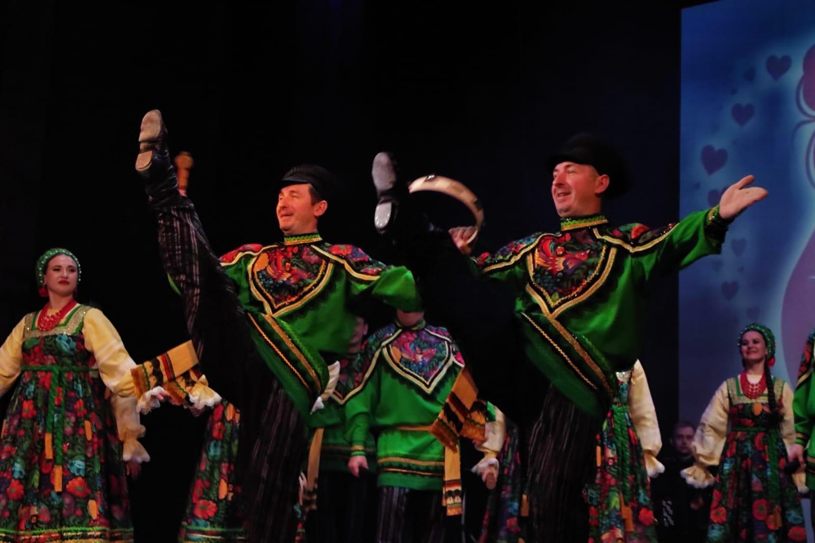 Фото Депутаты поздравили сибирячек с Днем матери 2